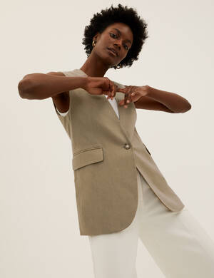 marksandspencer_SS22_len_T59_1097J_blejzr bez rukavu_khaki_1699Kc_modelka.jpg